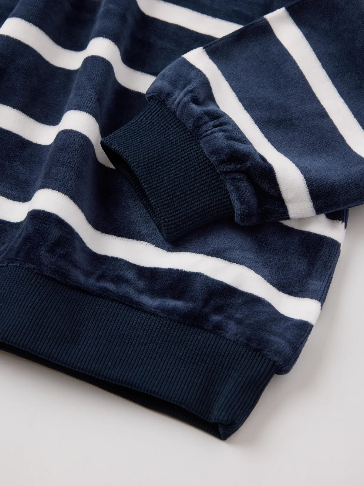 Velúr peysa með röndum