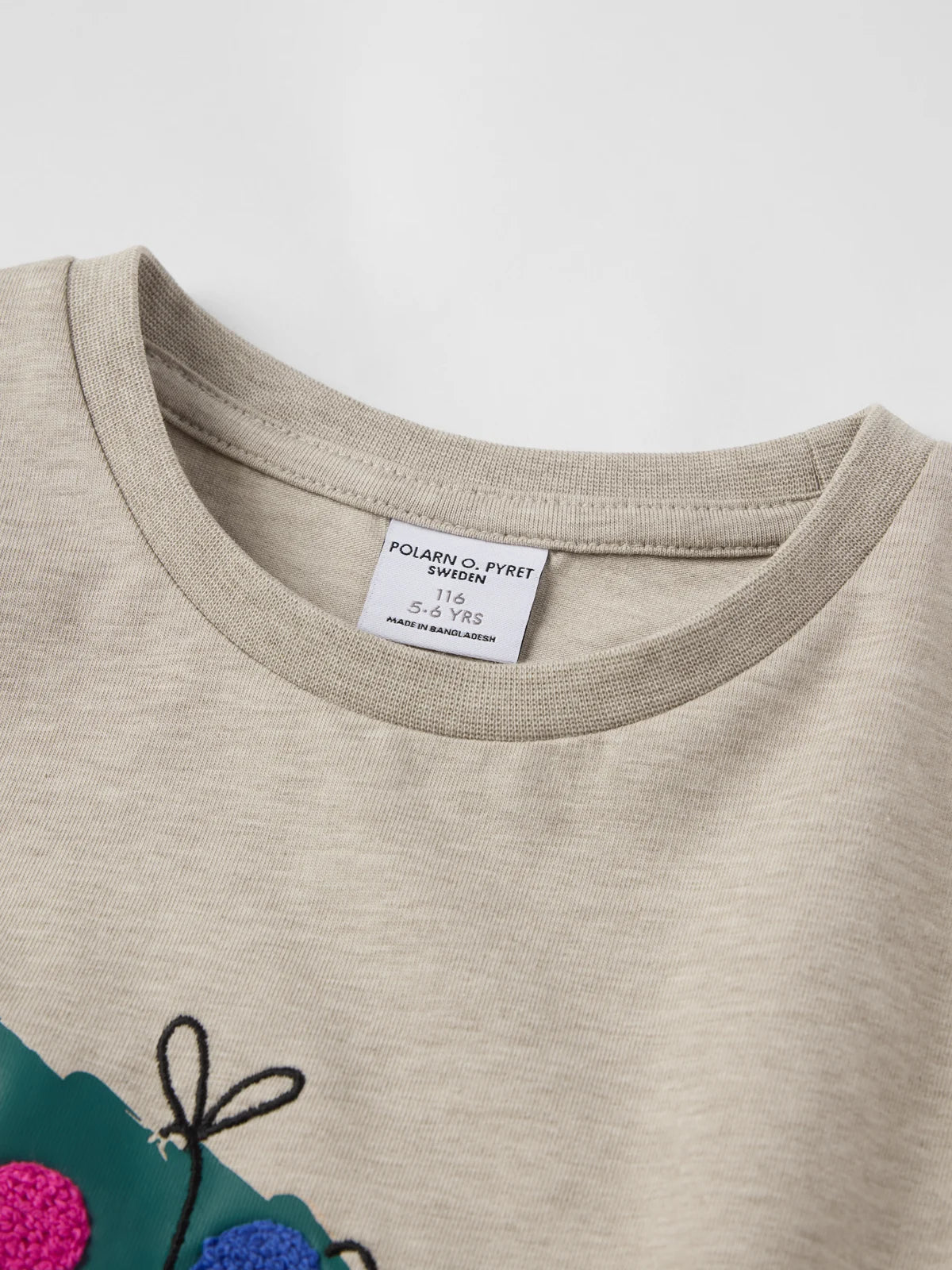 Bolur með bíl og jólatré