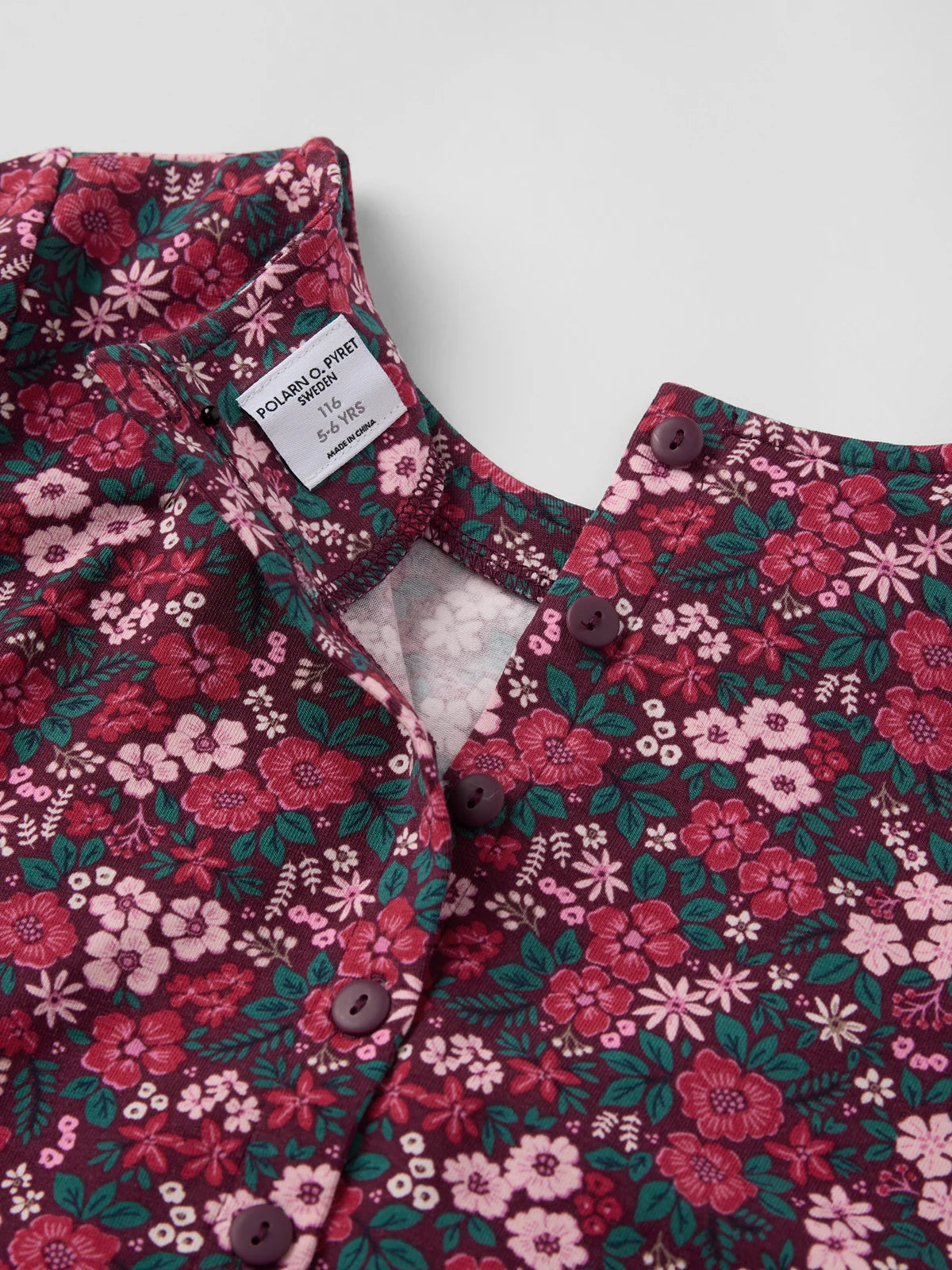 Kjóll með hringskornu pilsi og blómamynstri