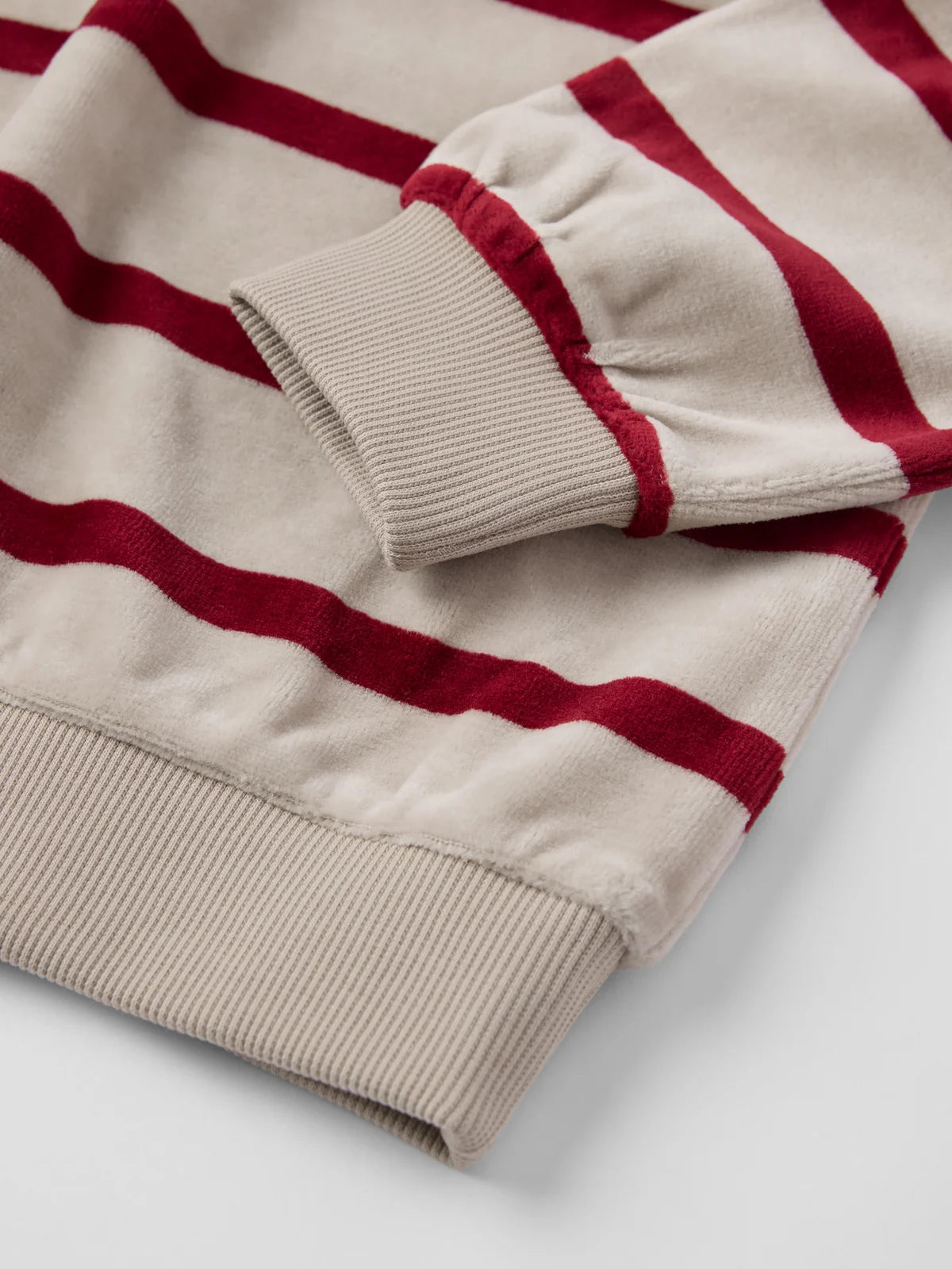 Velúr peysa með röndum