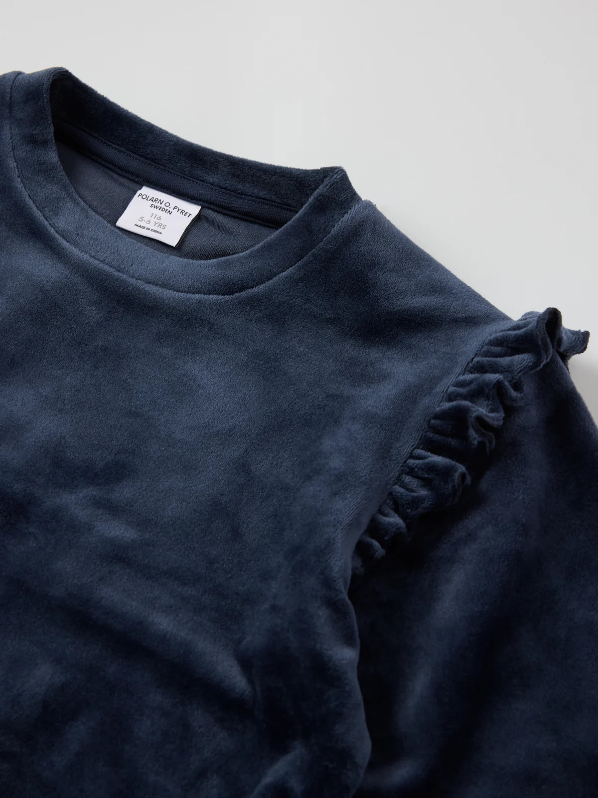 Velúrpeysa með pífum