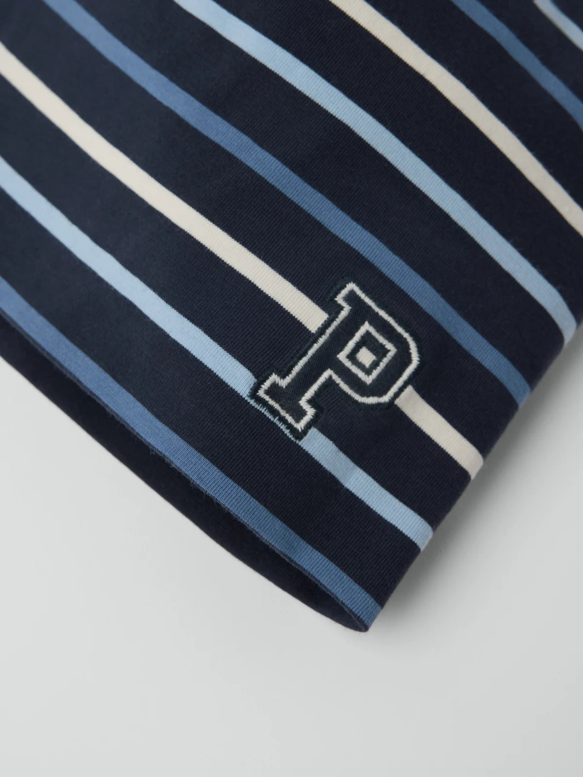 HAZEL húfa með marglitum röndum