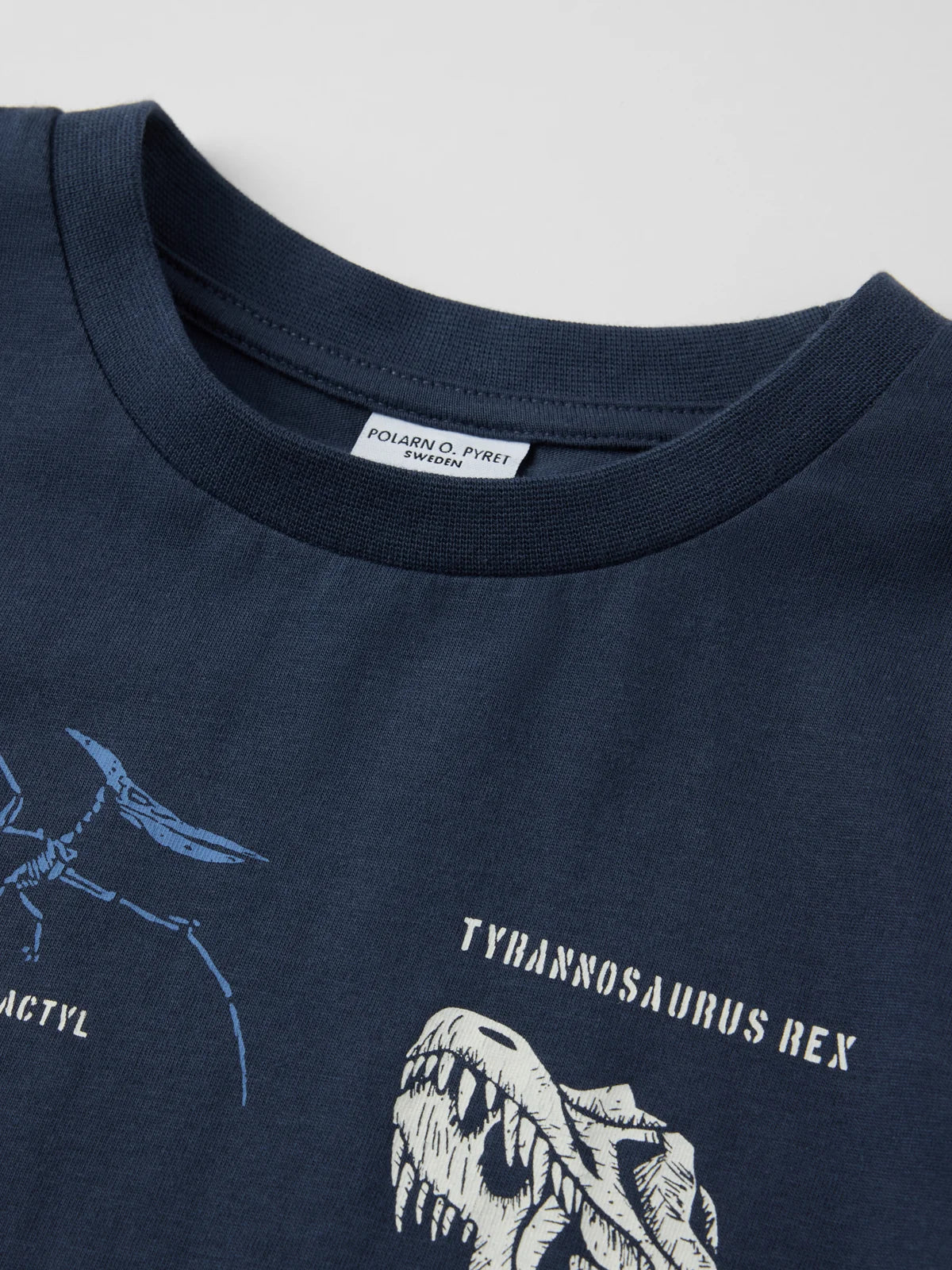 Stuttermabolur með risaeðlu