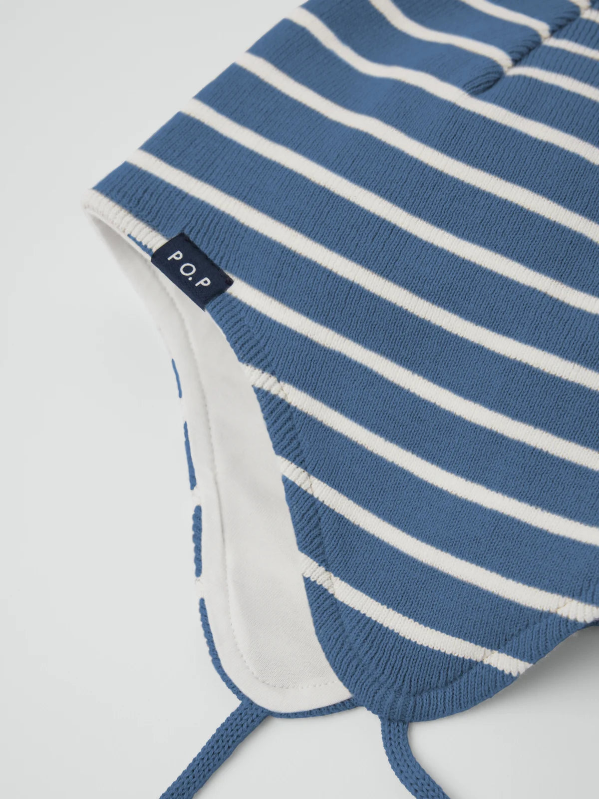 Húfa með eyrum og böndum