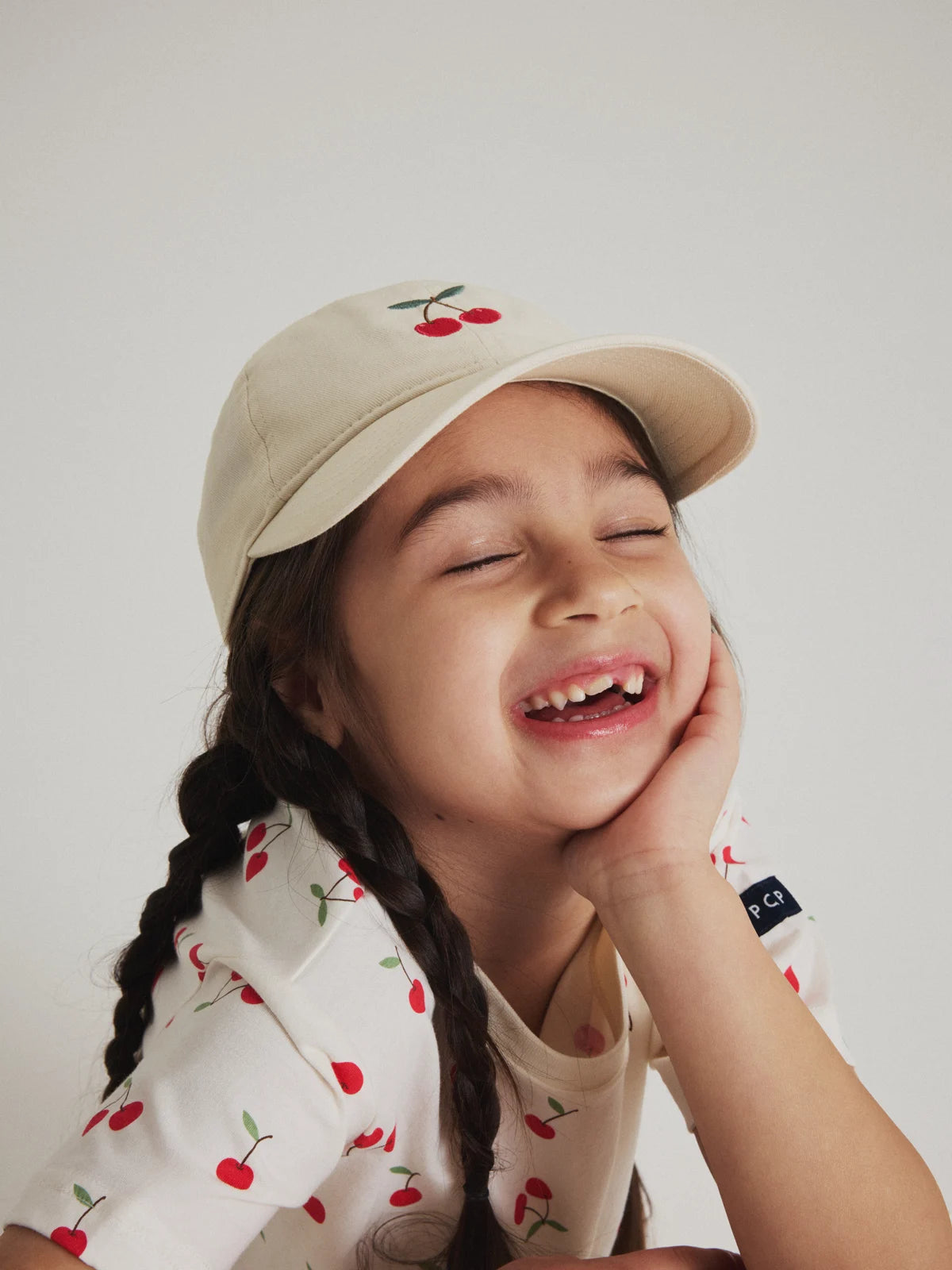 Derhúfa með ísaumuðu kirsuberi