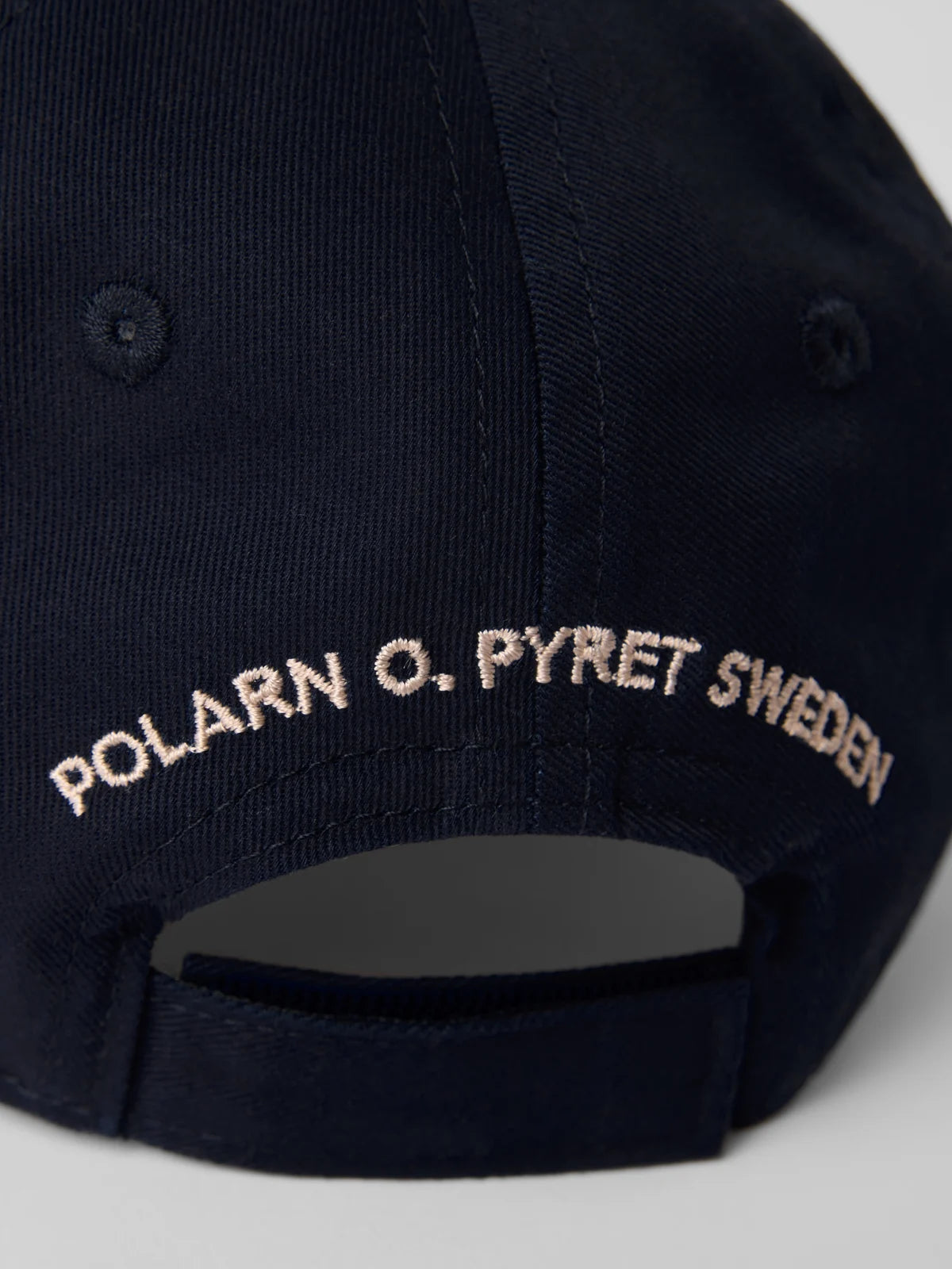 Derhúfa með P ísaum