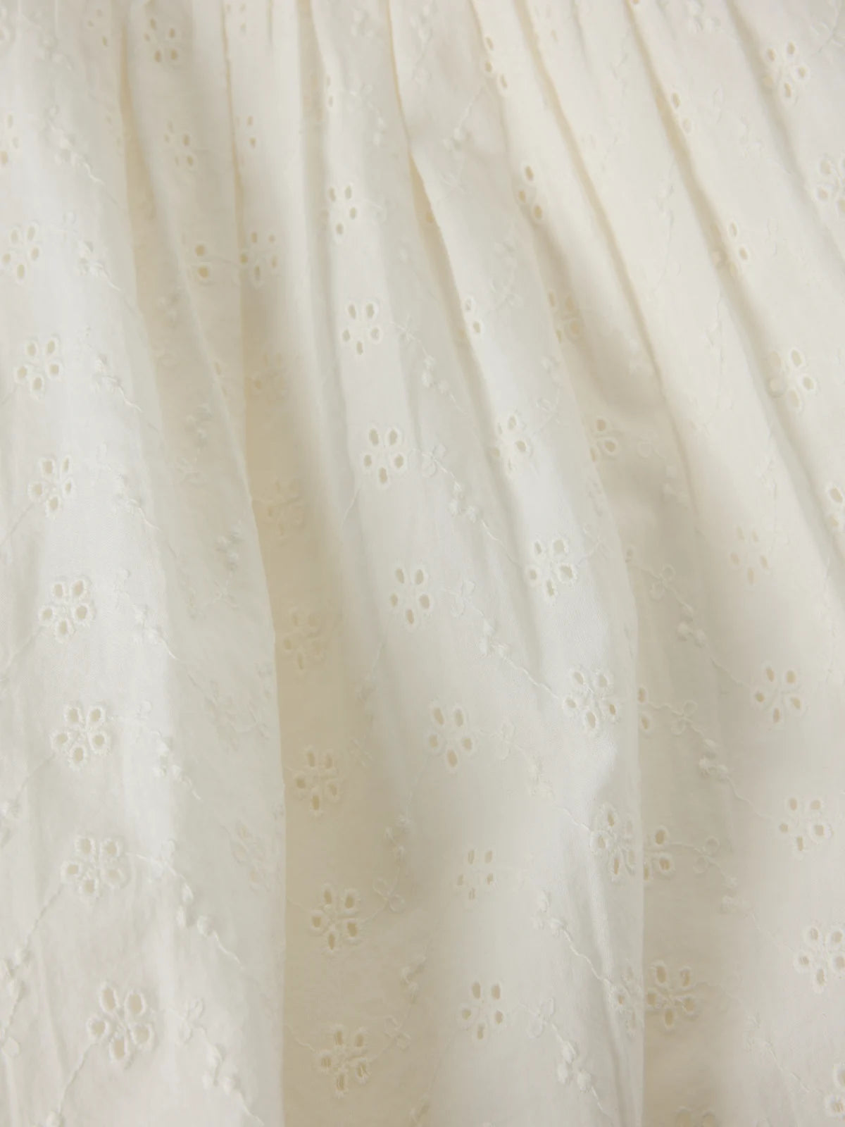 Kjóll með pífum Embroidery anglaise