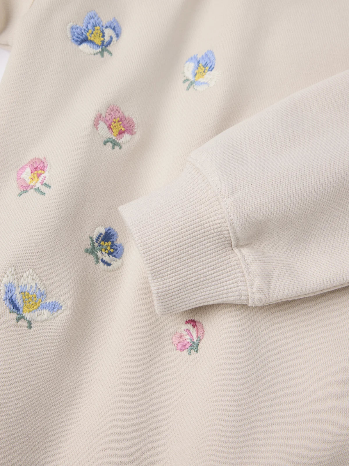 Joggingpeysa með ísaumuðum blómum