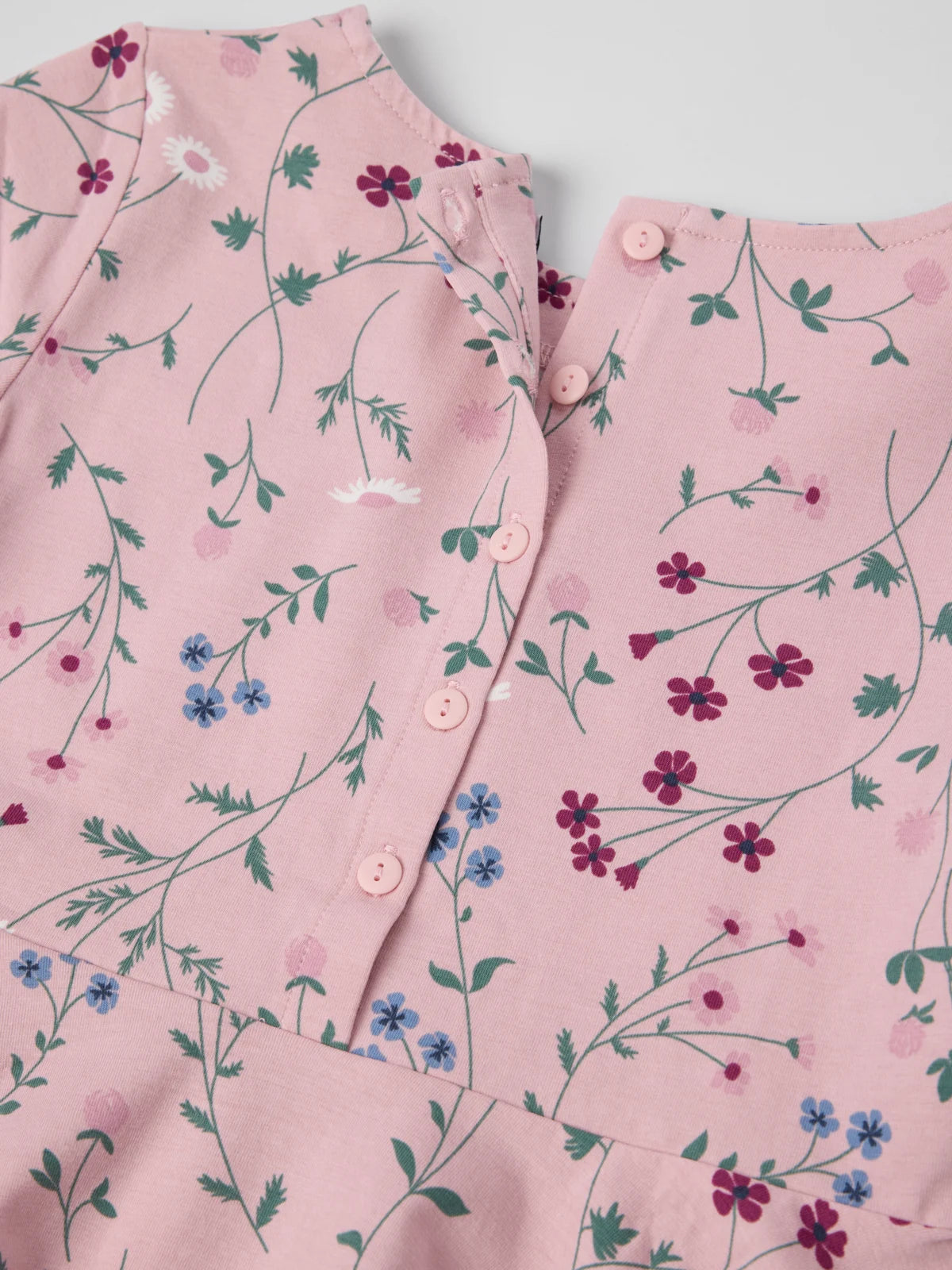 Kjóll með blómamynstri og hringskornu pilsi