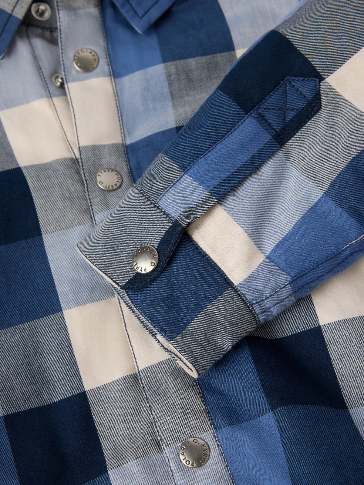 Jakkaskyrta flísfóðri og lausri hettu