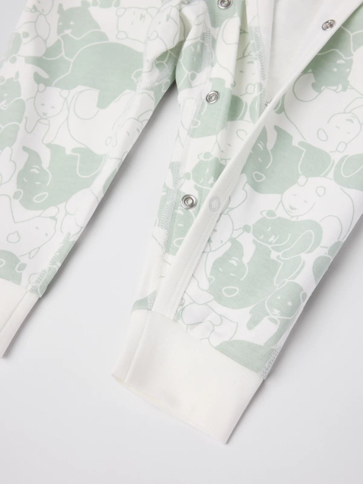 Skásmelltur heilgalli með litlum björnum