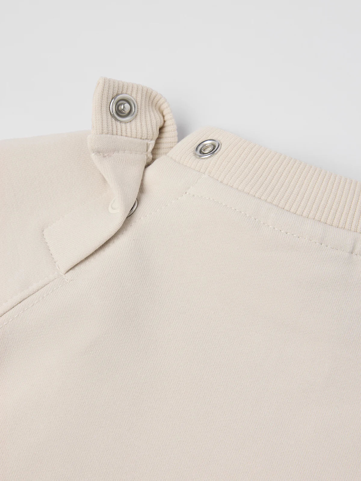 Jogging peysa með ísaumuðum blómum