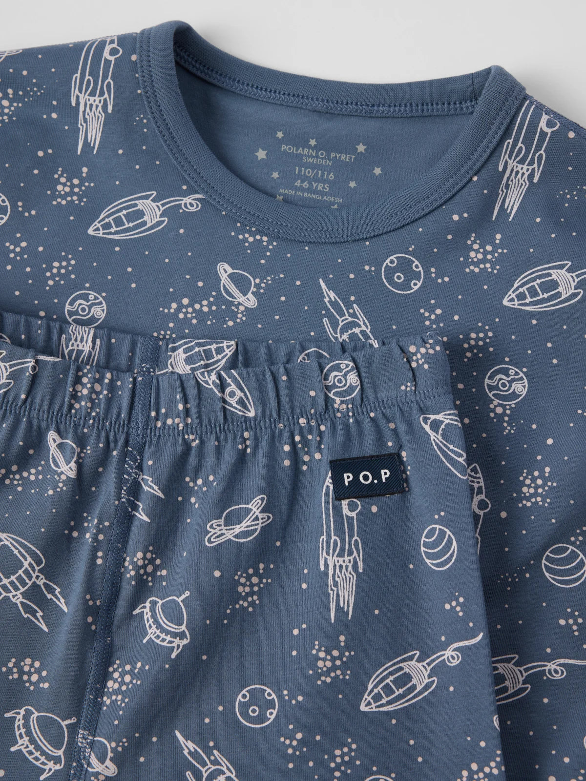 Náttföt með stjörnum og geimflaugum