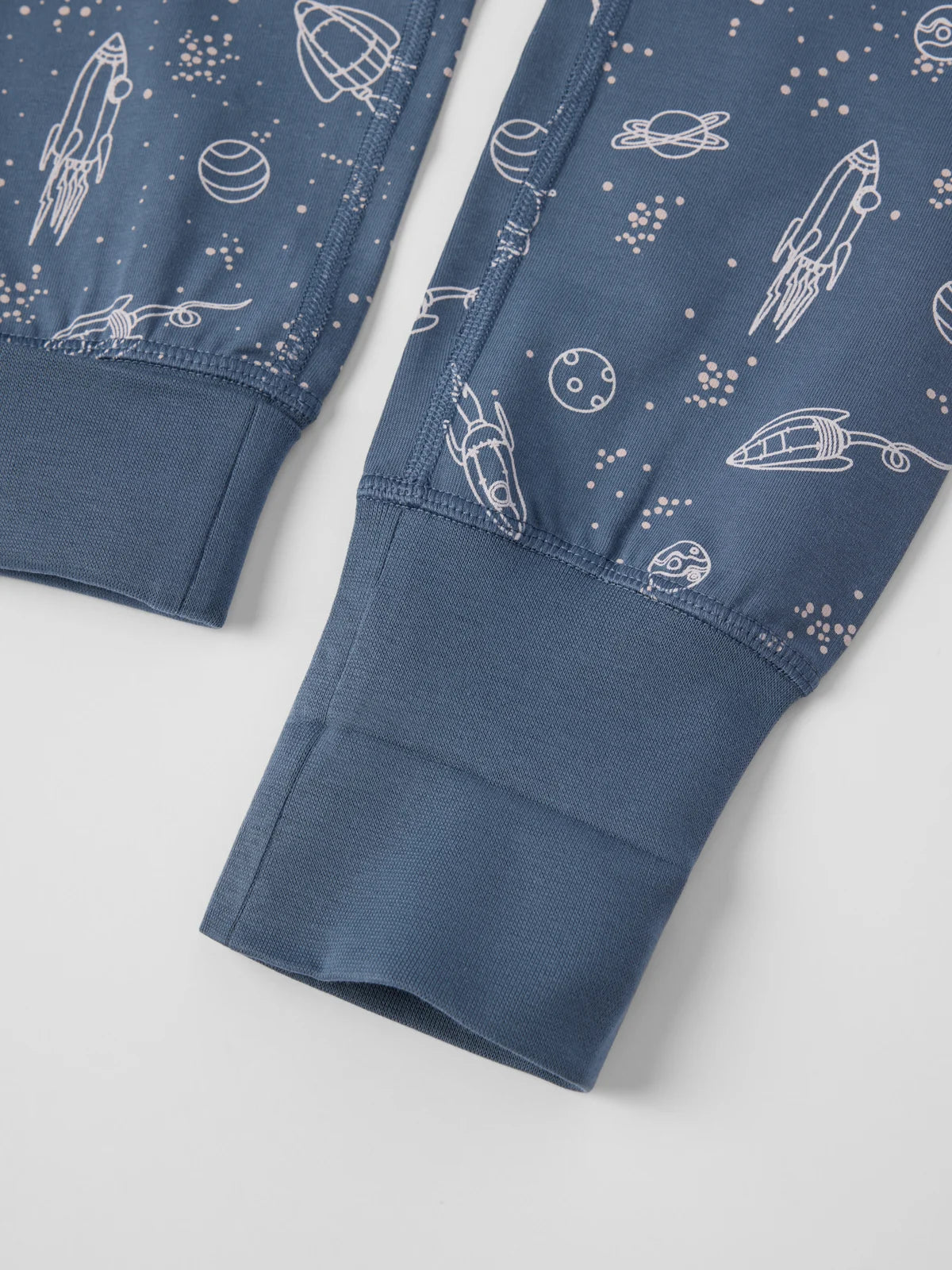 Náttföt með stjörnum og geimflaugum