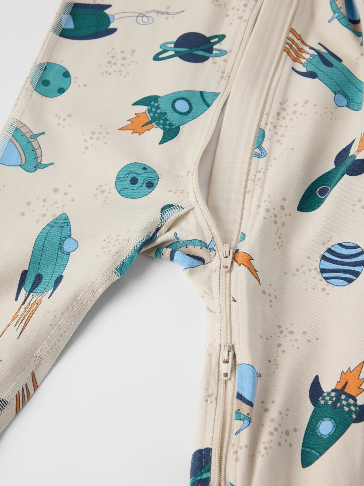 Náttgalli með geimskipum