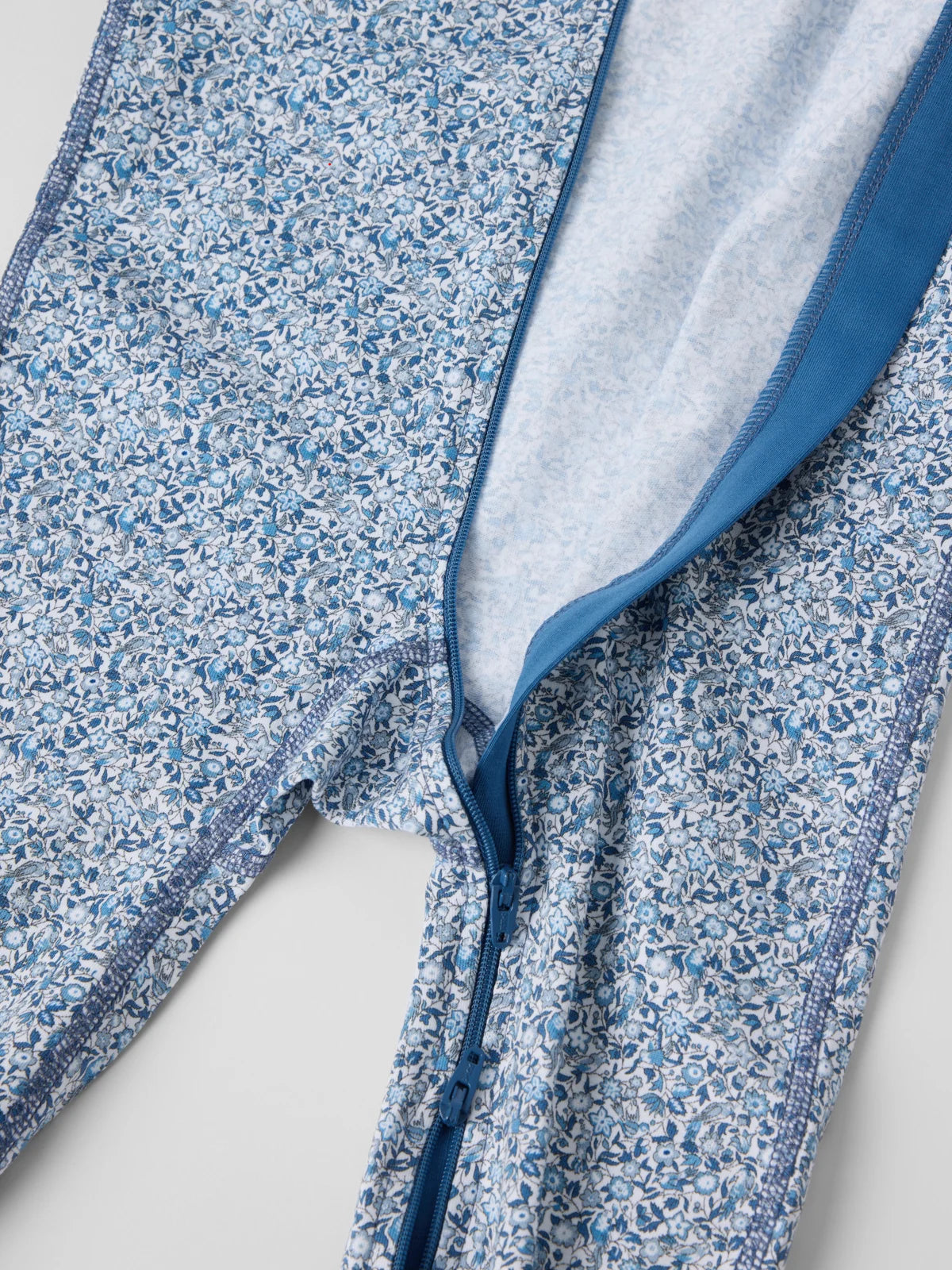 Náttgalli með blómum LIBERTY