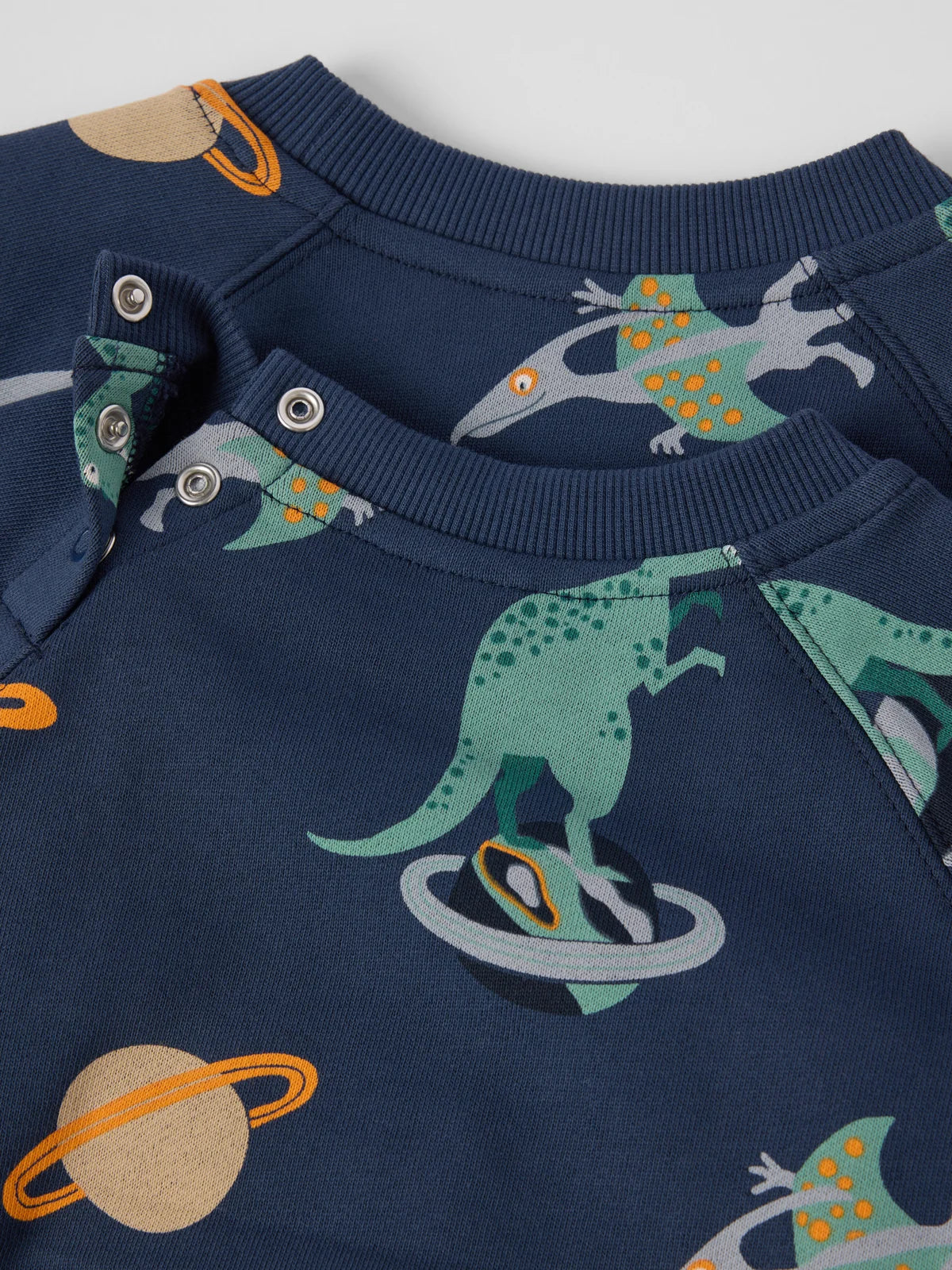 Joggingpeysa með risaeðlum