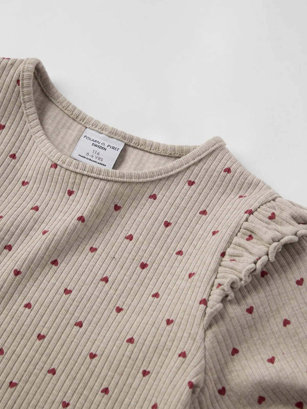 Bolur með pífu og örsmáum hjörtum