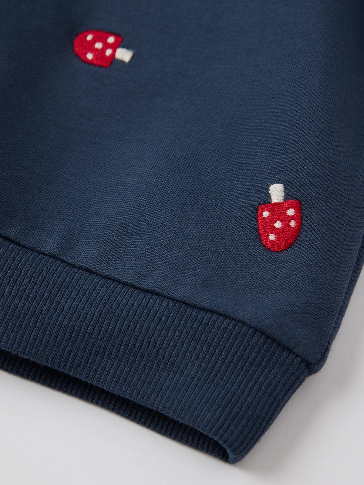 Peysa með litlum sveppum