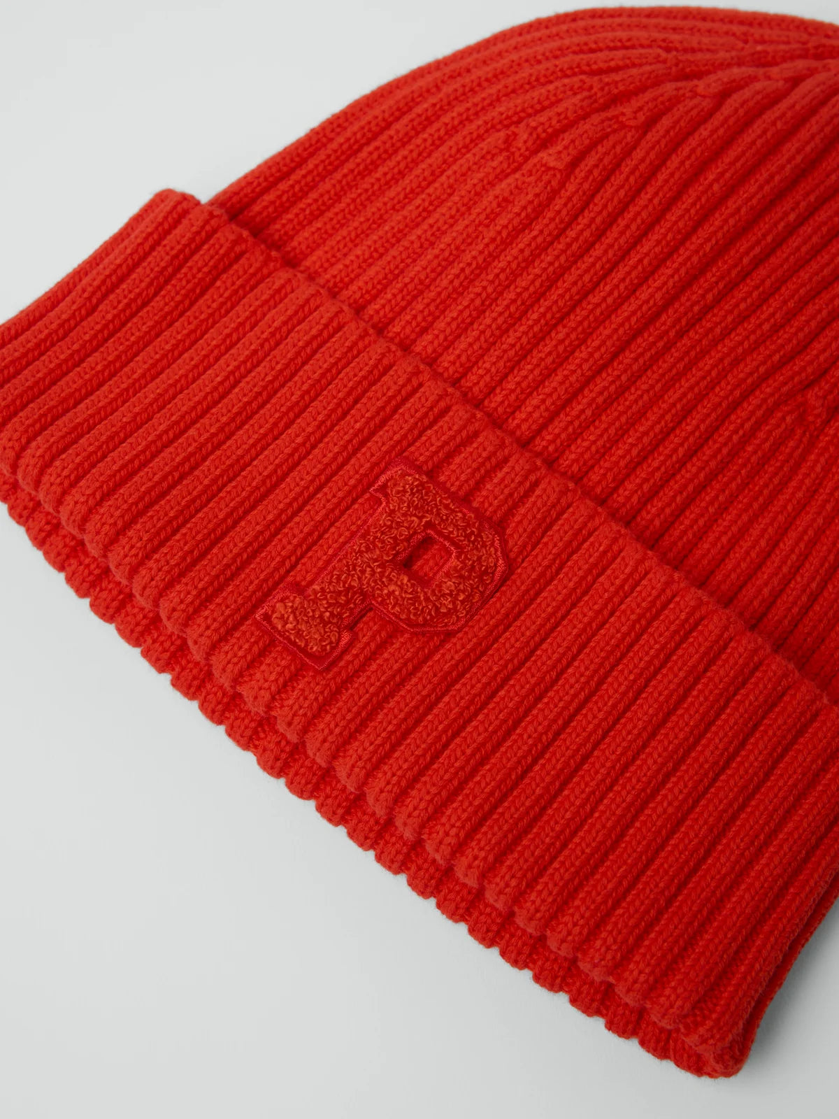 Húfa ribbed með "P"