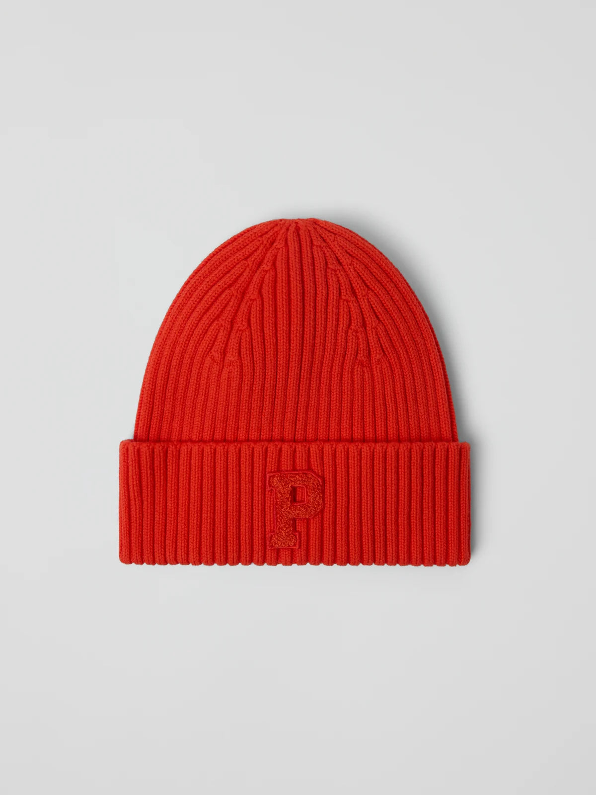 Húfa ribbed með "P"