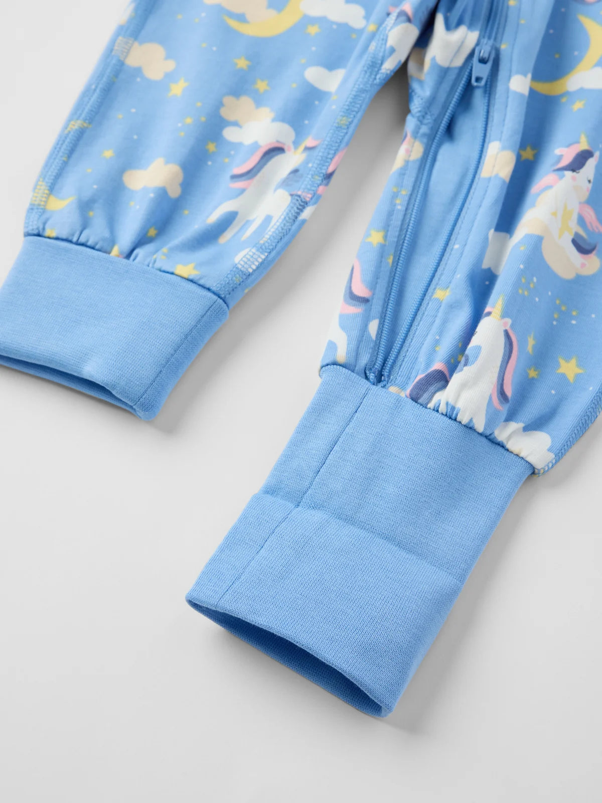 Náttgalli með einhyrningum