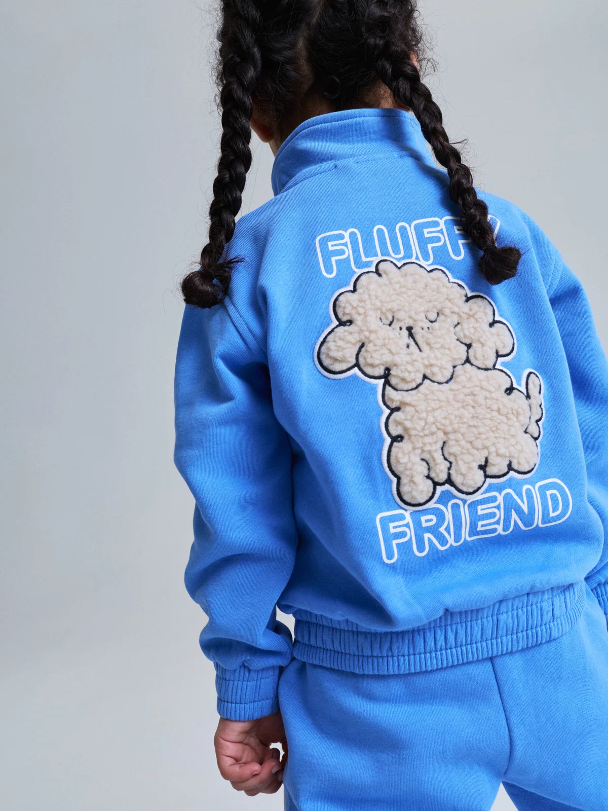Joggipeysa rennd "Fluffy friend"